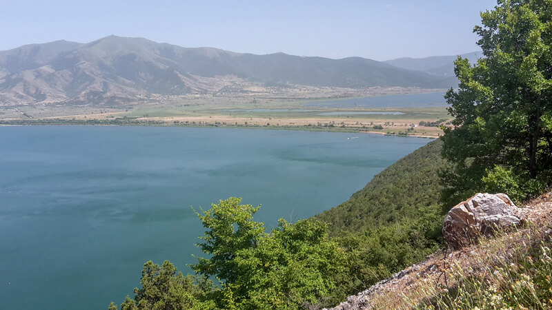 Háttérben a nagy Preszpa tó