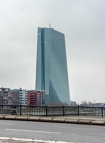Az Európai Központi Bank magányos tornya, távol a többi felhőkarcolótól