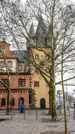 A valamikori vámház tornya, maga az épület e 12. századtól a császárok rezidenciája volt, amikor Frankfurtban időztek
